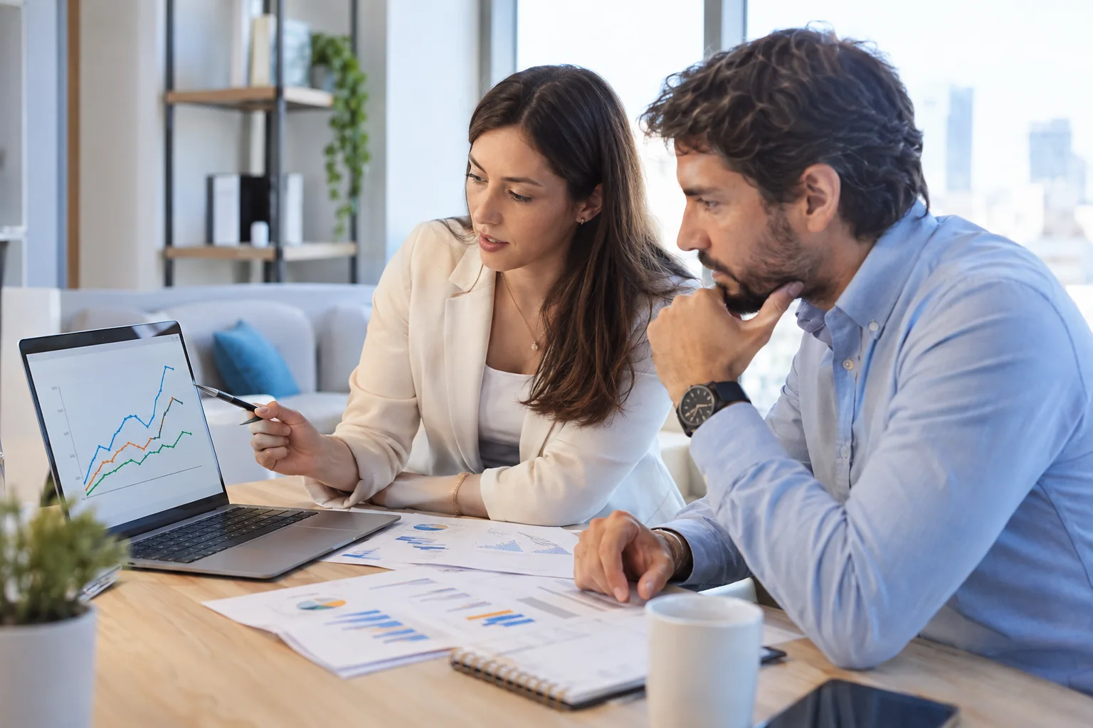 Análisis de proyecciones y escenarios financieros