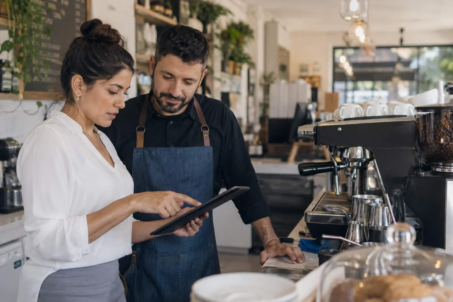 Emprendedora revisando la operación de una cafetería
